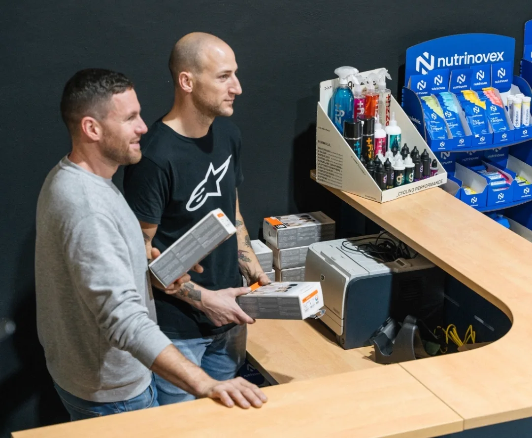 Javier y Sergio, fundadores de Madma Bikes, en el mostrador de la tienda