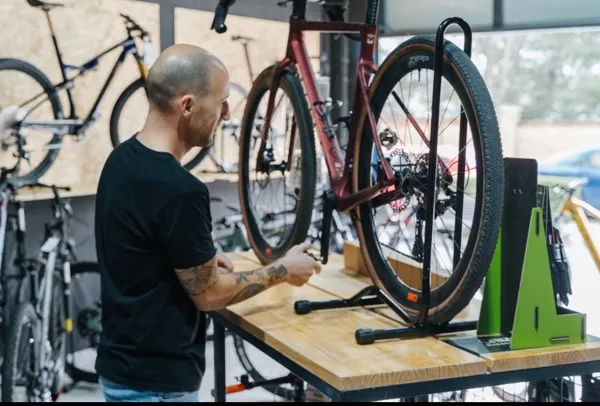 Bicicleta gravel en el taller de Madma Bikes