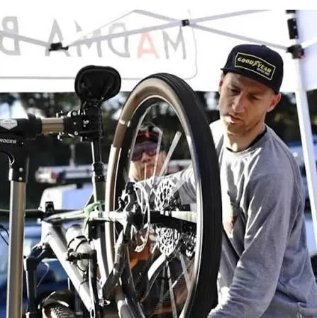 Mecánico de Madma Bikes ajustando una MTB en carrera